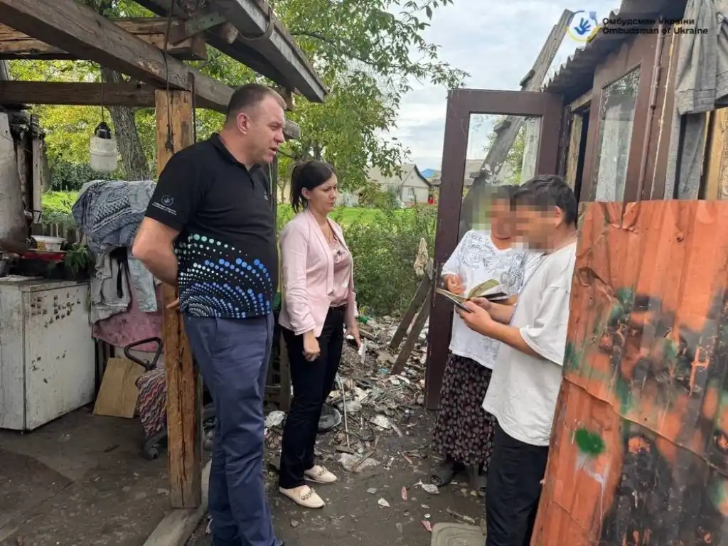 На Закарпатті 9-річну дівчинку, яка жебракувала на АЗС, вилучили з сім’ї