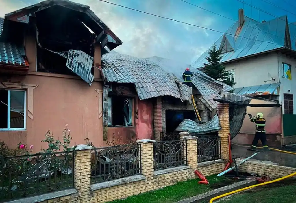 На Закарпатті пожежа знищила дах будинку та речі всередині: вогонь гасили разом із сусідами На Закарпатті пожежа знищила дах будинку та речі всередині: вогонь гасили разом із сусідами