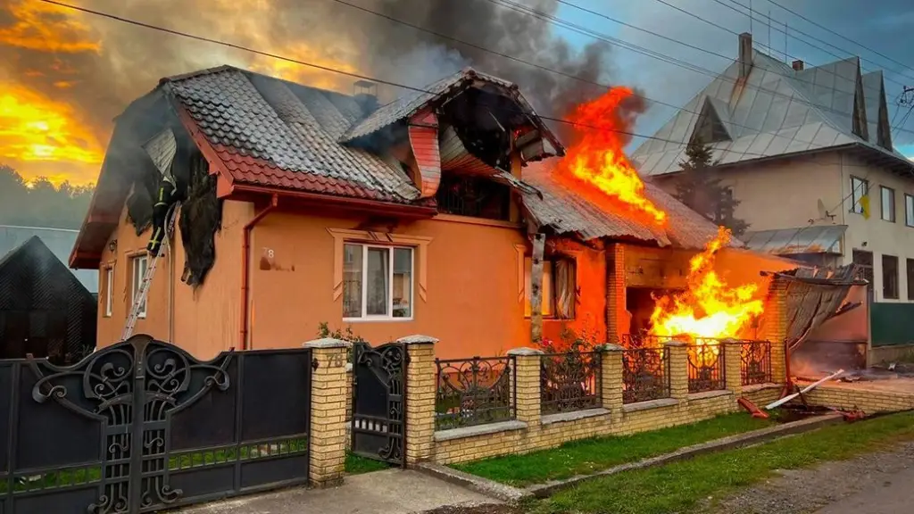 На Закарпатті пожежа знищила дах будинку та речі всередині: вогонь гасили разом із сусідами