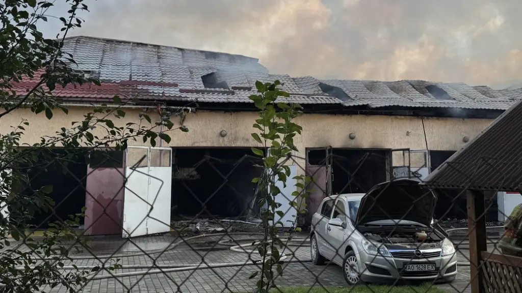В Ужгороді загасили масштабну пожежу на СТО біля автозаправки