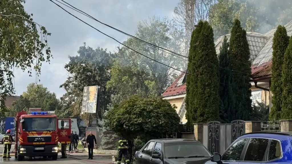 В Ужгороді загасили масштабну пожежу на СТО біля автозаправки
