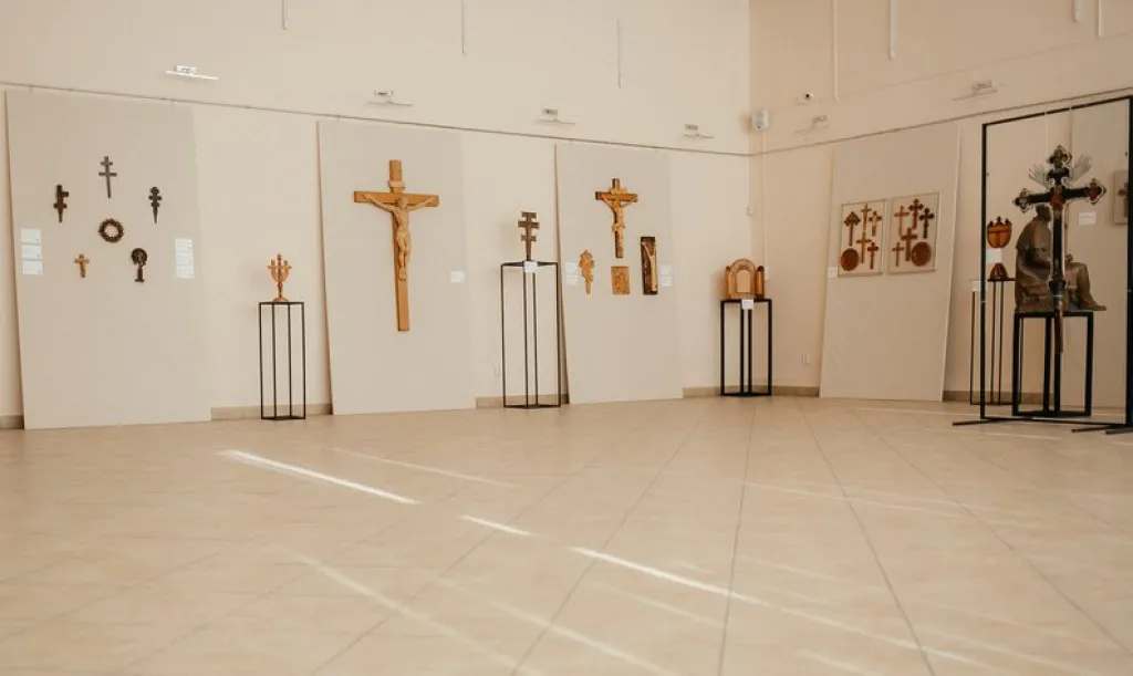 В Ужгороді триває виставка про унікальне храмове дереворізьблення Карпат В Ужгороді триває виставка про унікальне храмове дереворізьблення Карпат