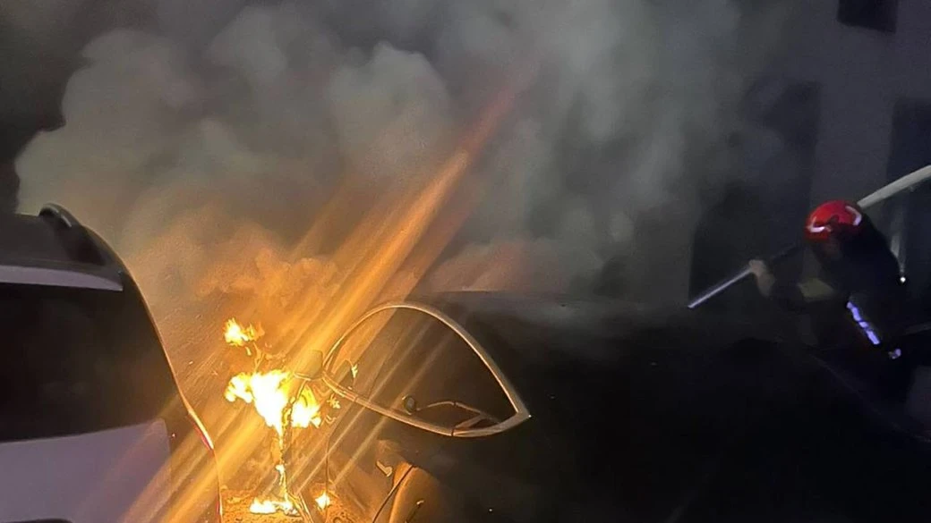В Ужгороді загорівся електромобіль Tesla: полум’я пошкодило ще дві автівки