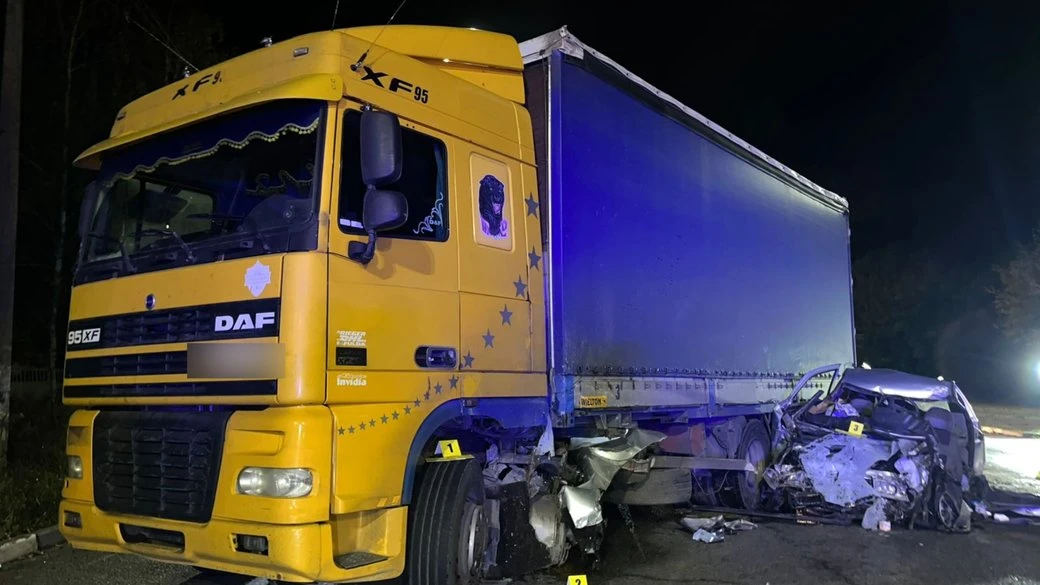 Смертельна аварія на Рівненщині: водій із Закарпаття загинув після зіткнення з вантажівкою