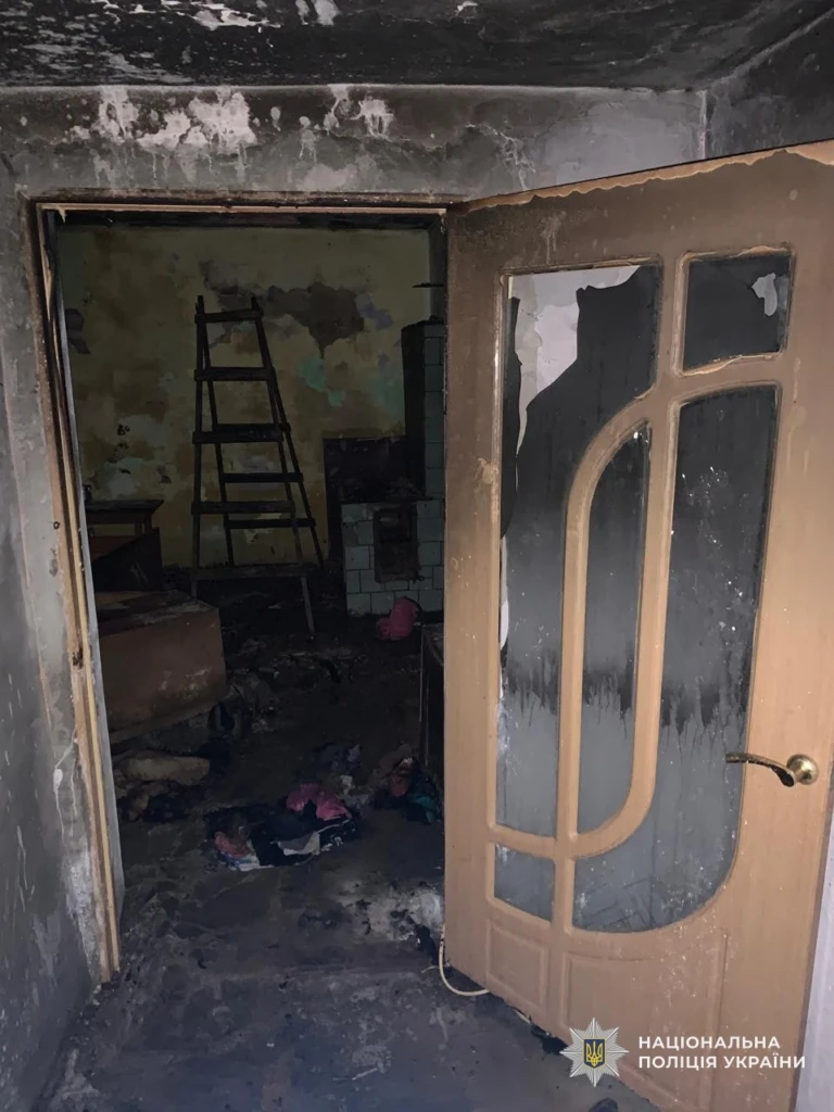 На Закарпатті жінка навмисно підпалила будинок пенсіонера: поліція затримала підозрювану