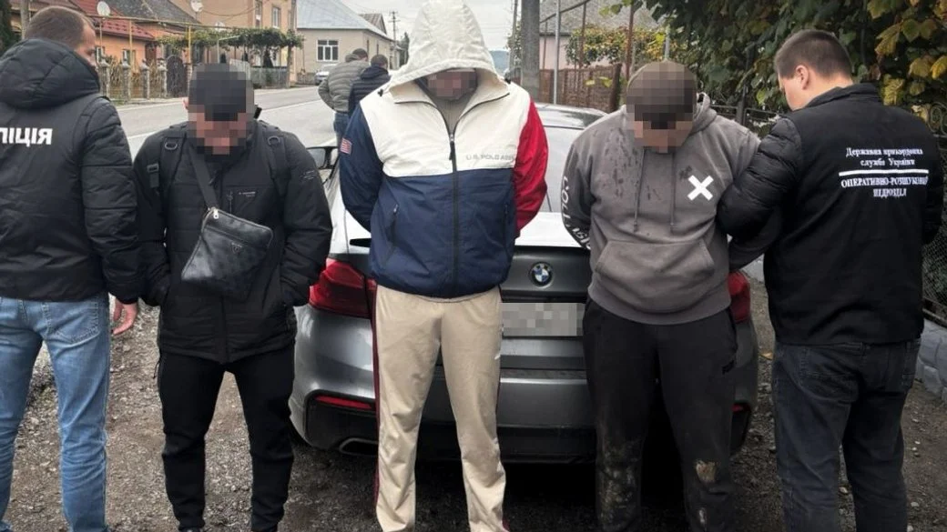 На Закарпатті затримали чоловіка, який за 12,5 тисяч доларів переправляв ухилянтів через кордон