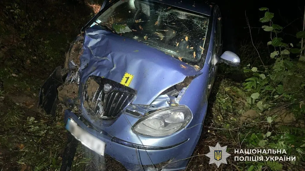 На Закарпатті автомобіль злетів з обриву: загинув водій, пасажирка дивом вижила
