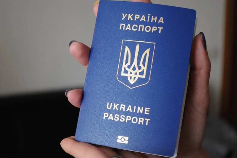 У паспортах-книжечках усі записи відтепер робитимуть лише українською мовою