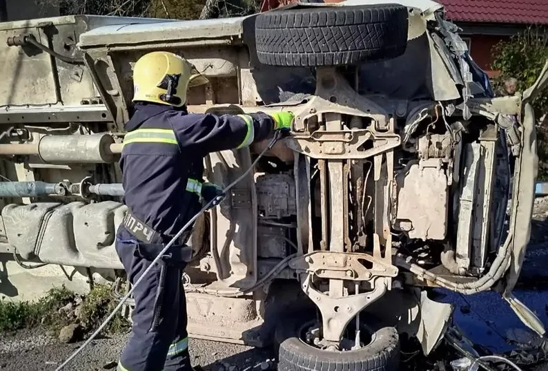 На Закарпатті перекинувся Mercedes: 21-річний водій потрапив до лікарні На Закарпатті перекинувся Mercedes: 21-річний водій потрапив до лікарні
