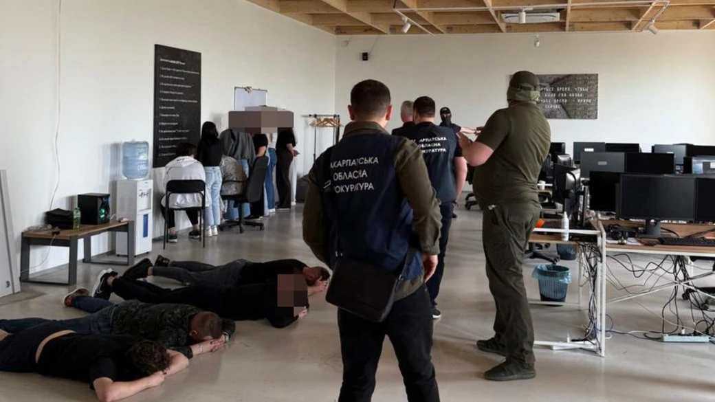 На Закарпатті судитимуть групу, яка через кол-центр обманювала іноземців