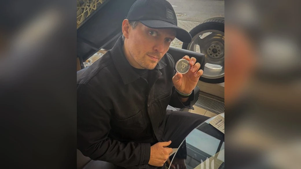 Олександр Усик показав коїн 128-ї бригади та висловив підтримку гірським штурмовикам