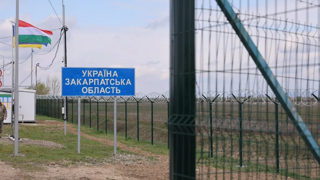 На Закарпатті чоловік на позашляховику прорвався через пункт пропуску та в’їхав до Угорщини