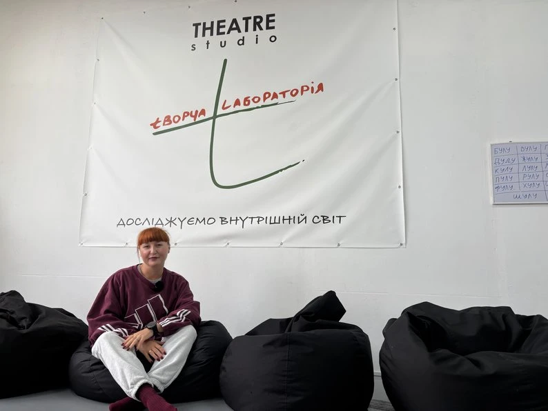 Переселенка з Херсонщини відкрила у Хусті театральну студію «Творча лабораторія»