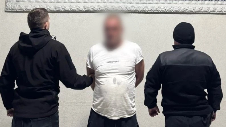 На Закарпатті чоловік підпалив авто сусіда через конфлікт — його затримала поліція