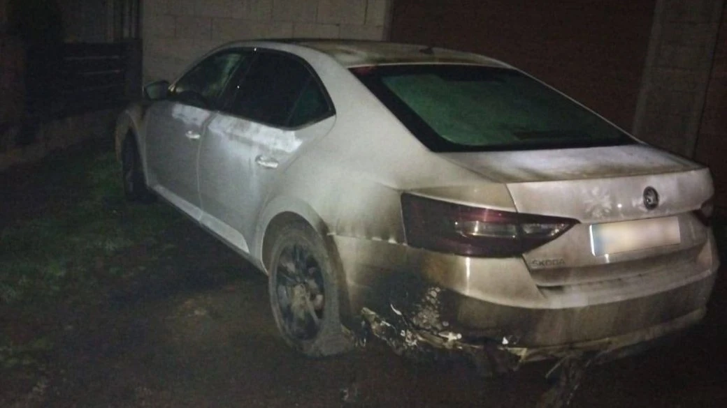 На Закарпатті чоловік підпалив авто сусіда через конфлікт — його затримала поліція