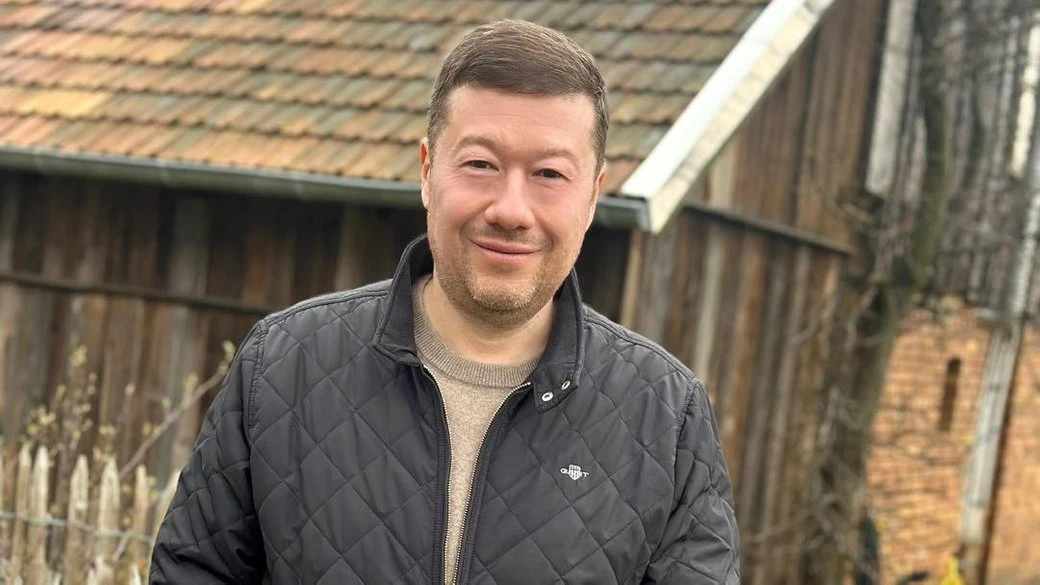 У Чехії зняли прапор України: що відомо про Томіо Окамура та його візит на Закарпаття у 2015 році