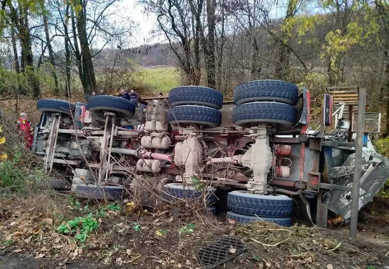 На Закарпатті бетонозмішувач злетів у кювет, водія затисло у понівеченій кабіні На Закарпатті бетонозмішувач злетів у кювет, водія затисло у понівеченій кабіні