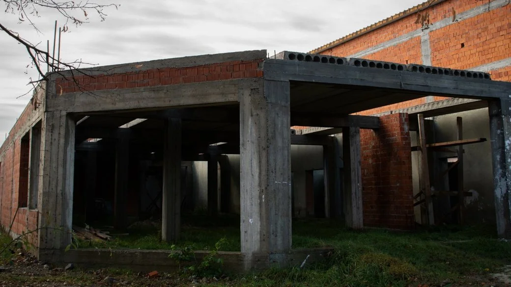 На Закарпатті посадовця та трьох підприємців підозрюють у привласненні понад 6 мільйонів гривень під час будівництва спорткомплексу
