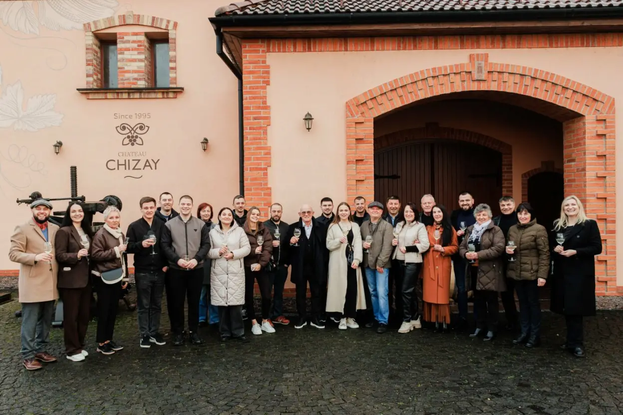 На Закарпатті відкрили першу цьогорічну бочку молодого вина на Шато Чизай