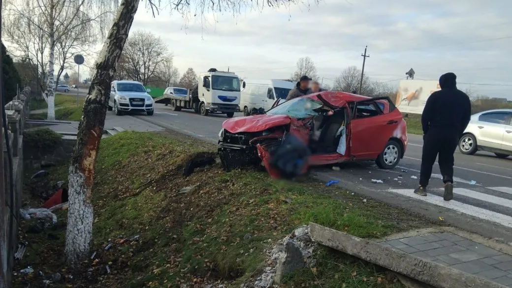 На Закарпатті в аварії постраждали 12-річний хлопчик і водійка легковика