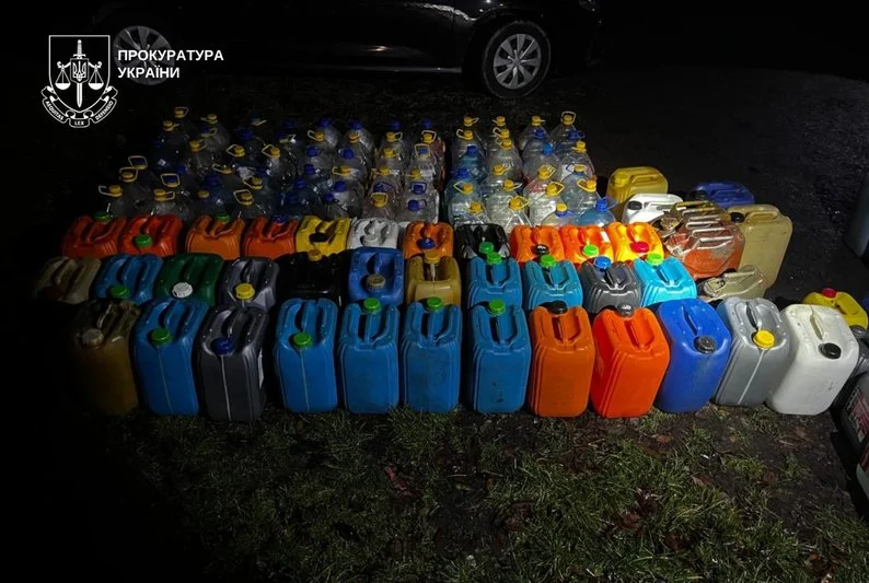 На Закарпатті шістьом працівникам «Укрзалізниці» оголосили підозру у зливі дизпалива з локомотивів На Закарпатті шістьом працівникам «Укрзалізниці» оголосили підозру у зливі дизпалива з локомотивів