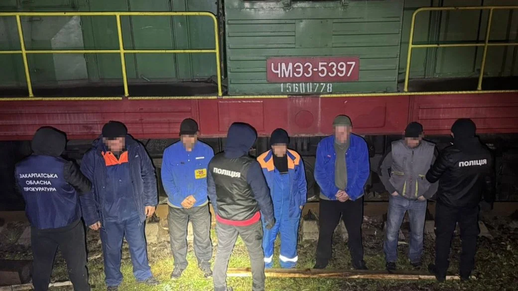 На Закарпатті шістьом працівникам «Укрзалізниці» оголосили підозру у зливі дизпалива з локомотивів