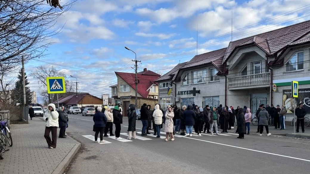 У селі Іза на Хустщині мешканці й далі блокують дорогу, вимагаючи скасувати карантин