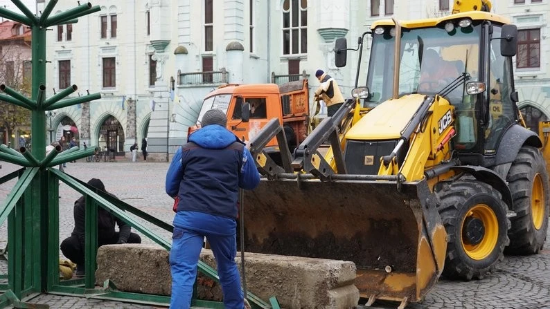 У Мукачеві почали монтувати головну різдвяну ялинку міста У Мукачеві почали монтувати головну різдвяну ялинку міста