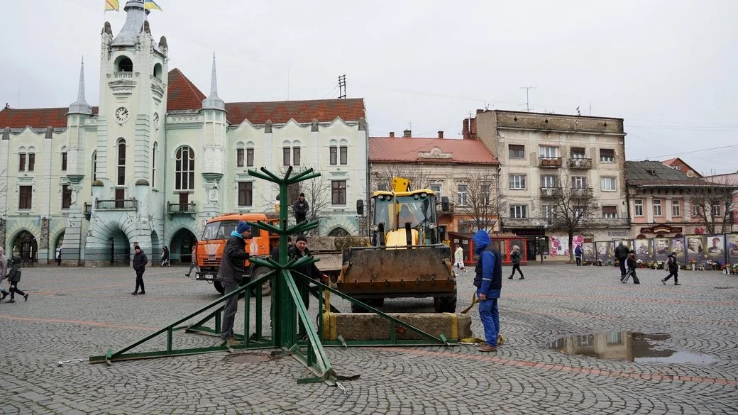 У Мукачеві почали монтувати головну різдвяну ялинку міста