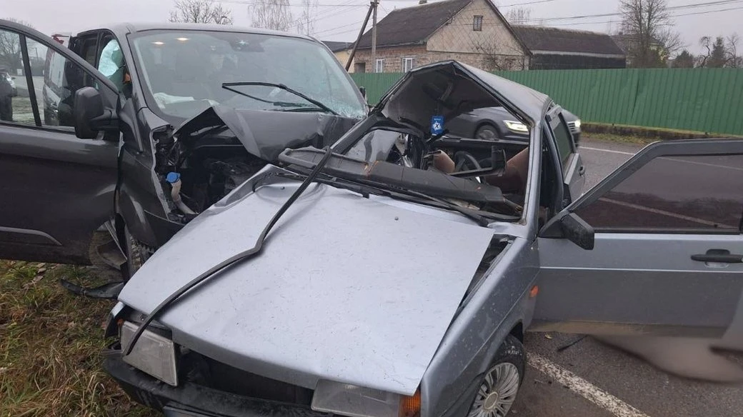 Смертельна аварія на Закарпатті: легковик виїхав на зустрічну смугу і зіткнувся з мікроавтобусом