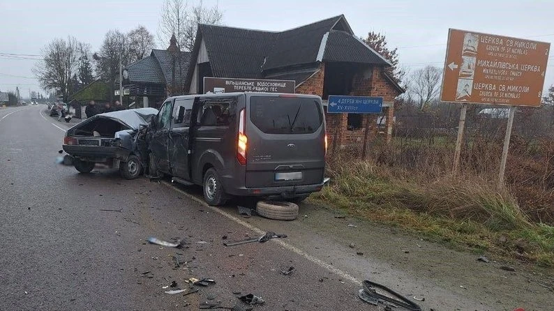 Смертельна аварія на Закарпатті: легковик виїхав на зустрічну смугу і зіткнувся з мікроавтобусом Смертельна аварія на Закарпатті: легковик виїхав на зустрічну смугу і зіткнувся з мікроавтобусом