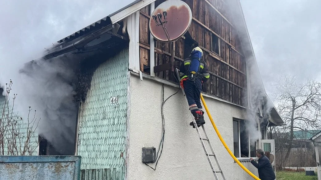 На Закарпатті під час масштабної пожежі загинув мешканець будинку