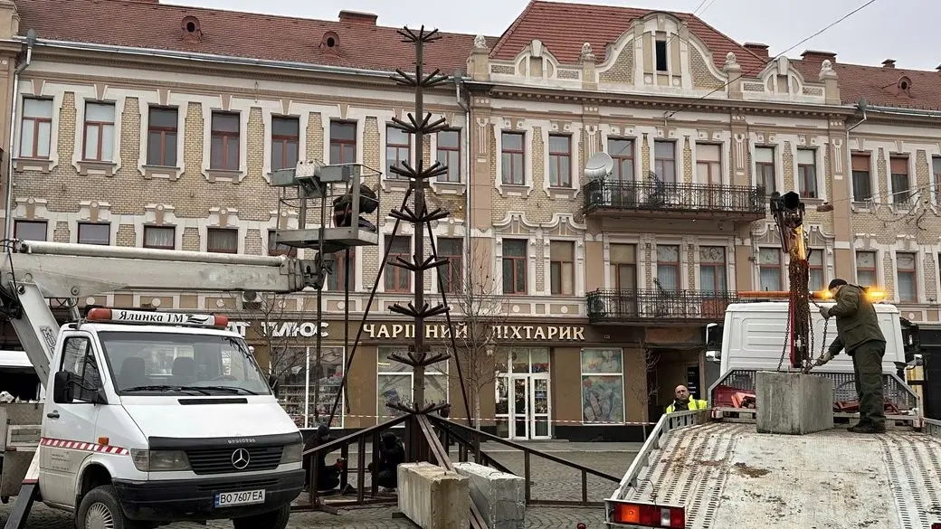 В Ужгороді розпочали встановлення головної новорічної ялинки міста