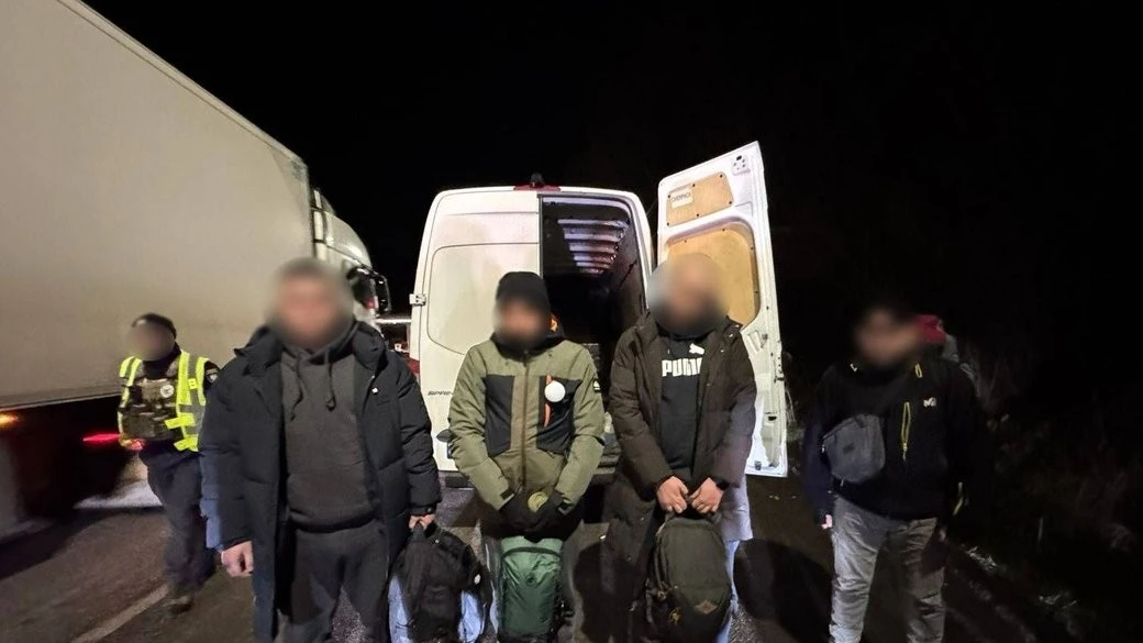 На Закарпатті викрили схему незаконного переправлення: четверо ухильників їхали в опломбованому кузові