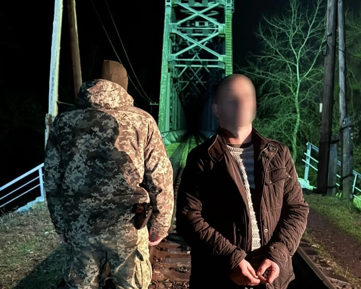 Іноземця, який ішов коліями у темряві, затримали на кордоні з Україною