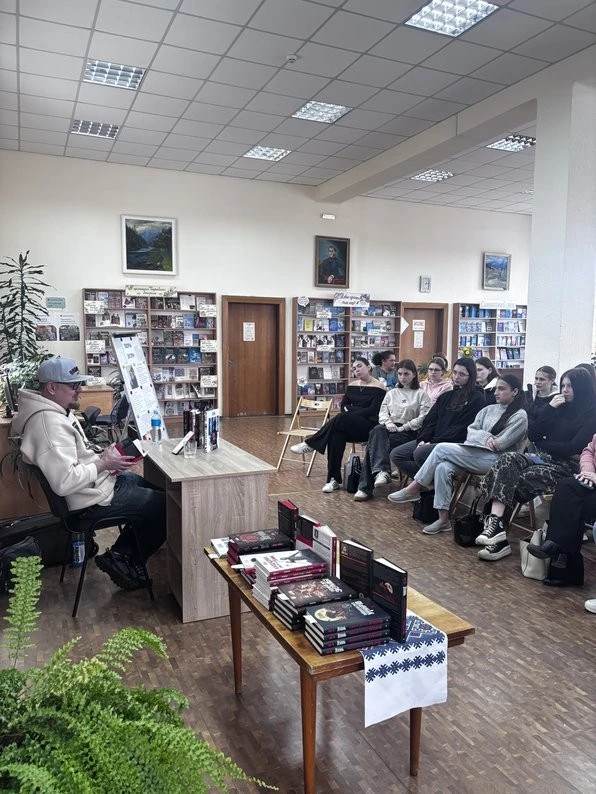 Від фентезі до благодійних кухонь: як письменник Олексій Декань робить Мукачево містом своїх історій