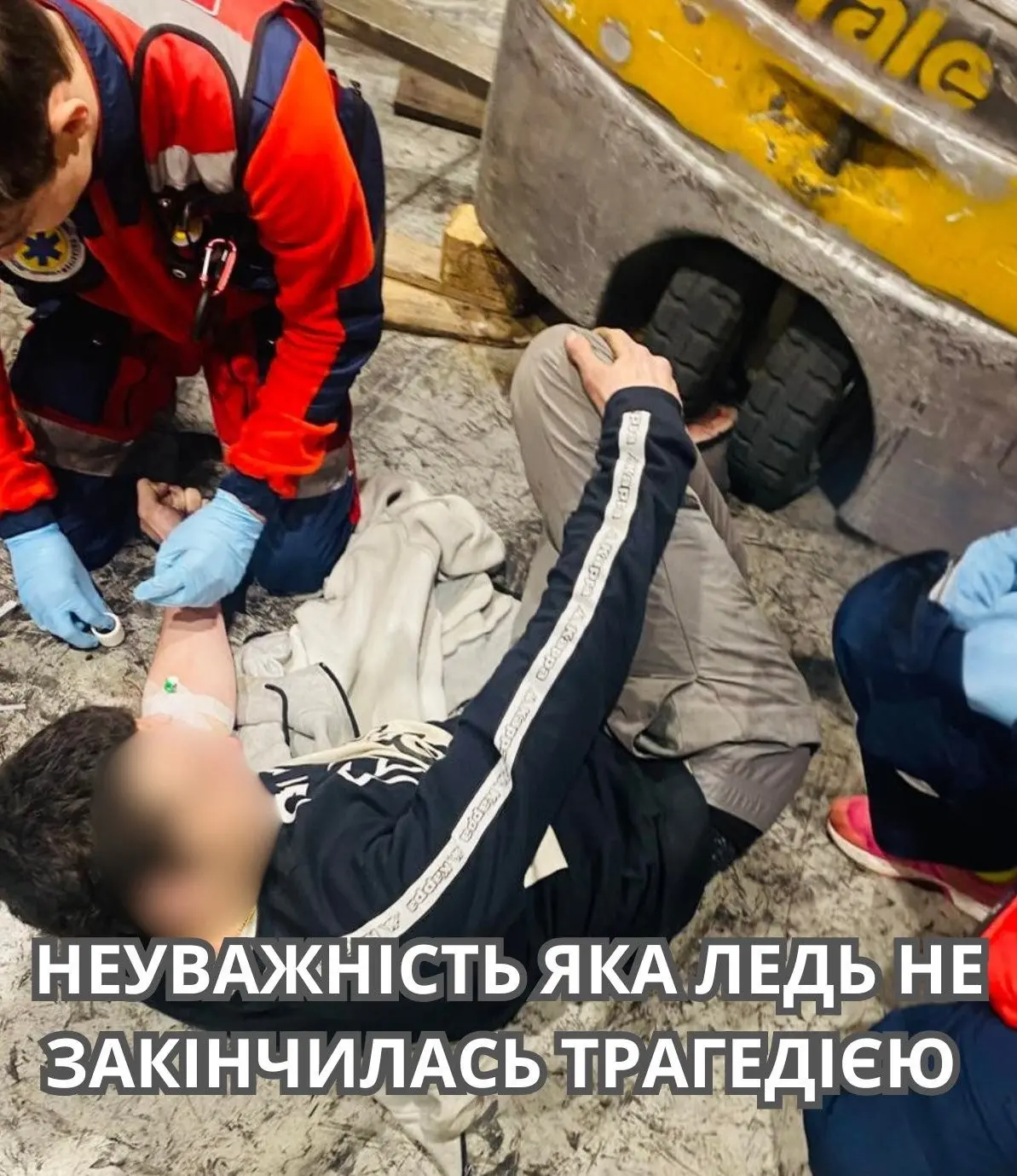 В Ужгороді 18-річному хлопцю затиснуло ногу навантажувачем: медики екстрено звільнили постраждалого