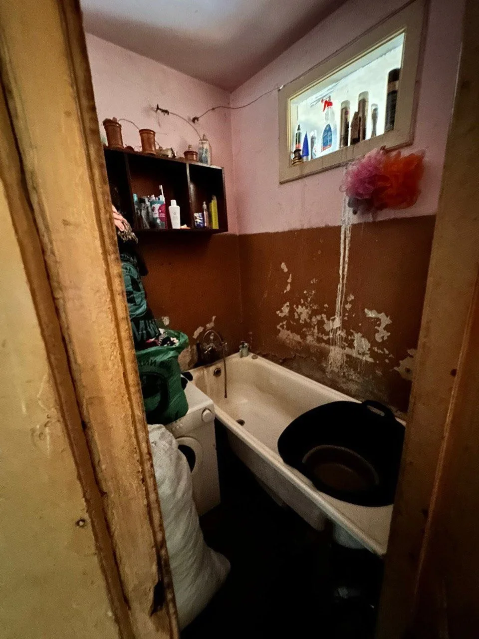 В Ужгороді 14-річна дівчинка просить допомоги через жахливі умови життя