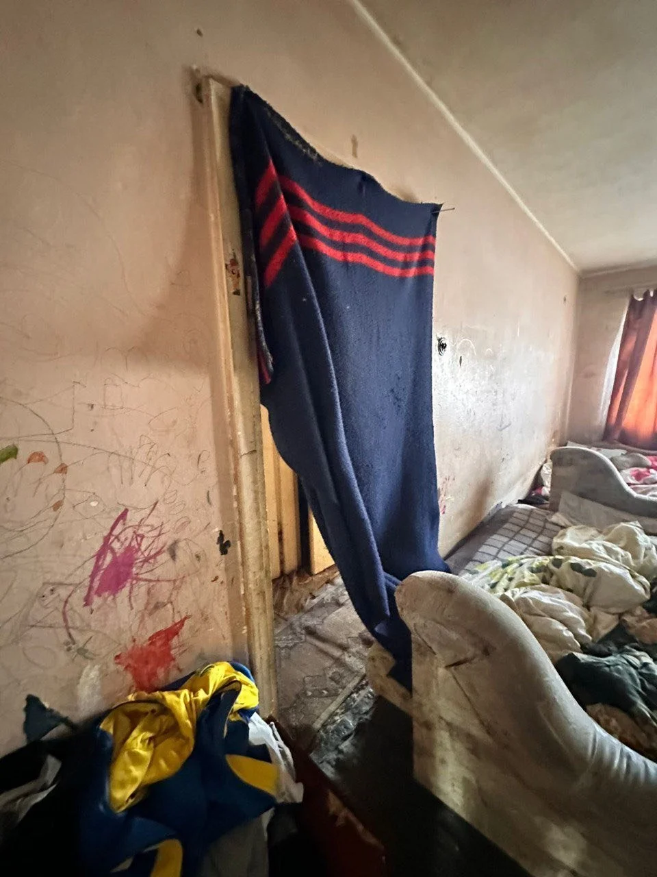 В Ужгороді 14-річна дівчинка просить допомоги через жахливі умови життя