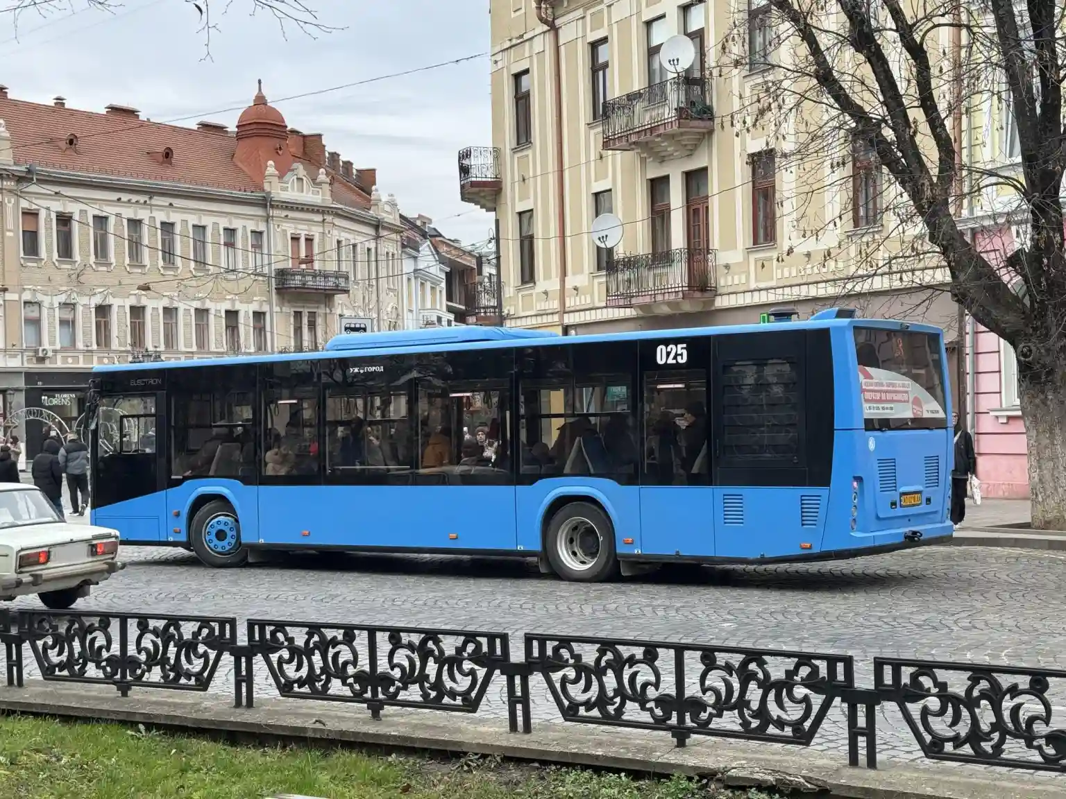 Дитячі голоси в міському русі: як ужгородські автобуси заговорили святами