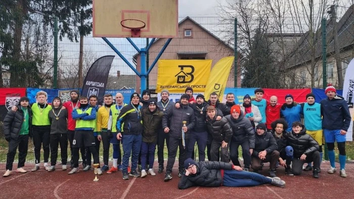 Футбольний турнір на Закарпатті об’єднав ветеранів та волонтерів заради доброї справи