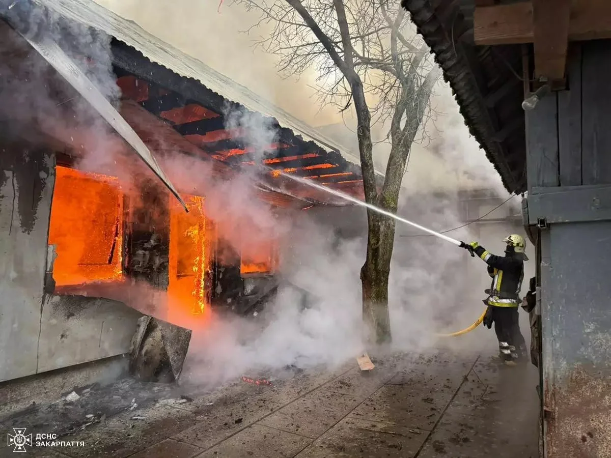 На Хустщині загасили пожежу в літній кухні: вогонь не пошкодив житлові будинки