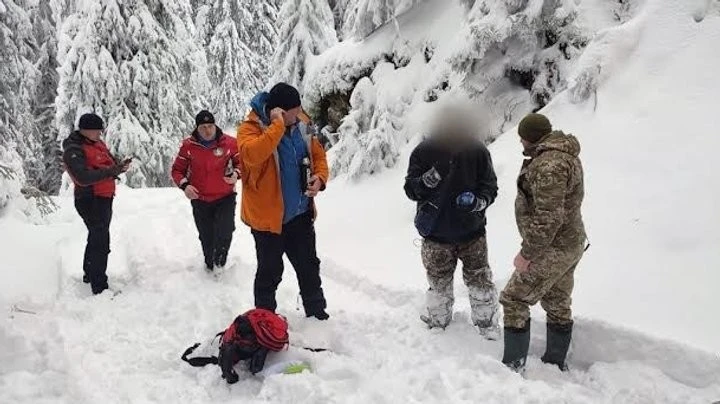 На кордоні з Румунією врятували чоловіка, який заблукав у засніжених горах