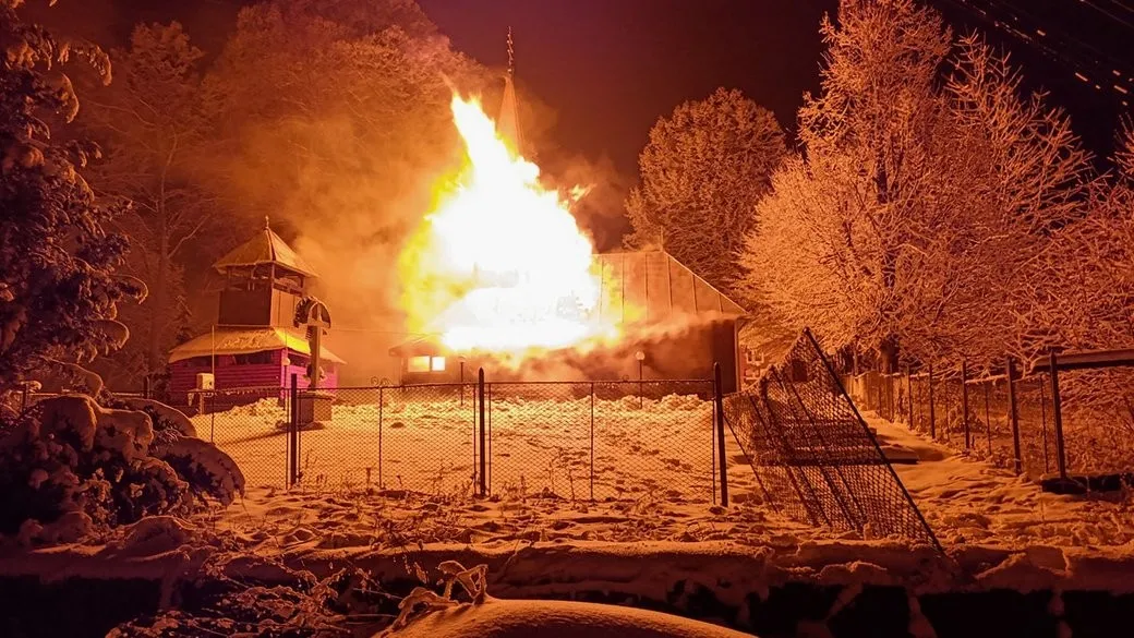 Нічна пожежа на Закарпатті пошкодила дерев’яну святиню національного значення