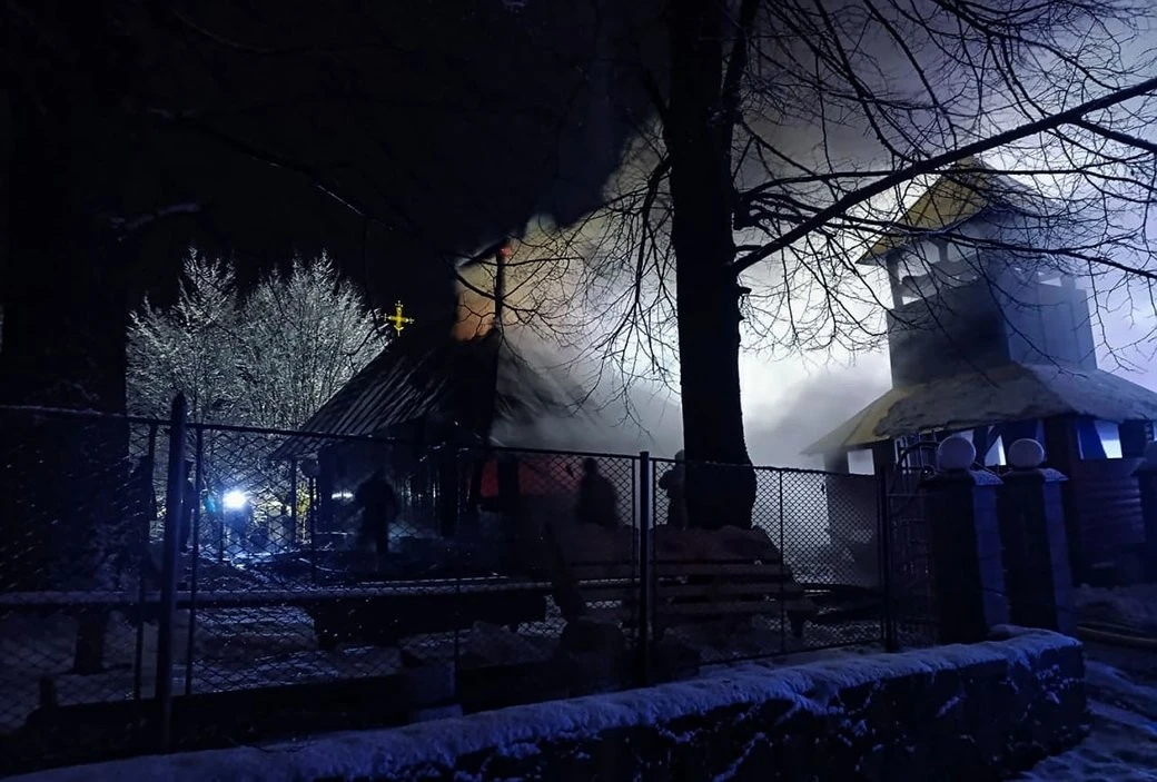 Нічна пожежа на Закарпатті пошкодила дерев’яну святиню національного значення