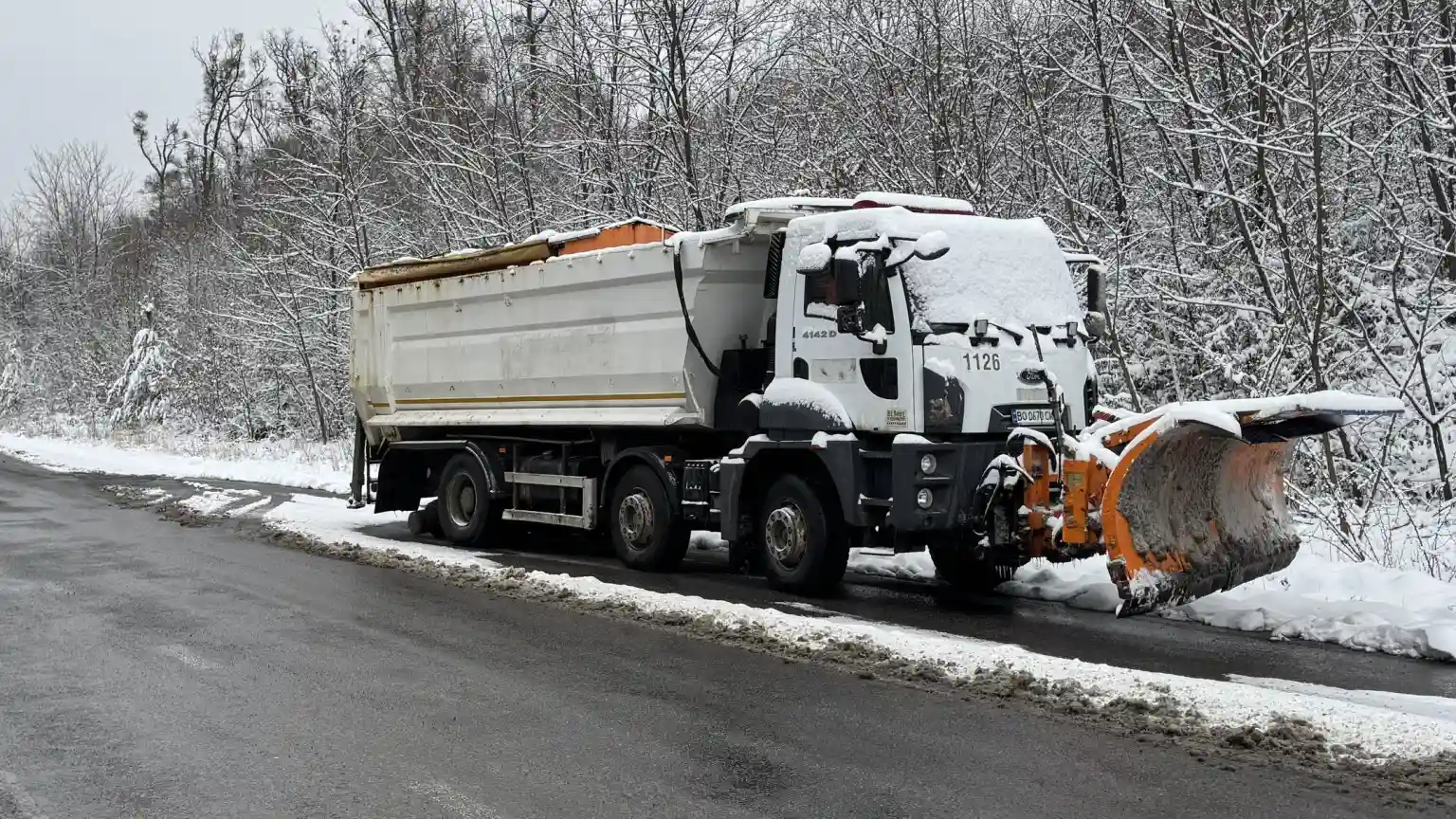 акарпатські дороги розчищають 21 снігоочисна машина