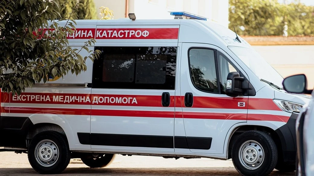 У Мукачеві чоловік отримав травми під потягом