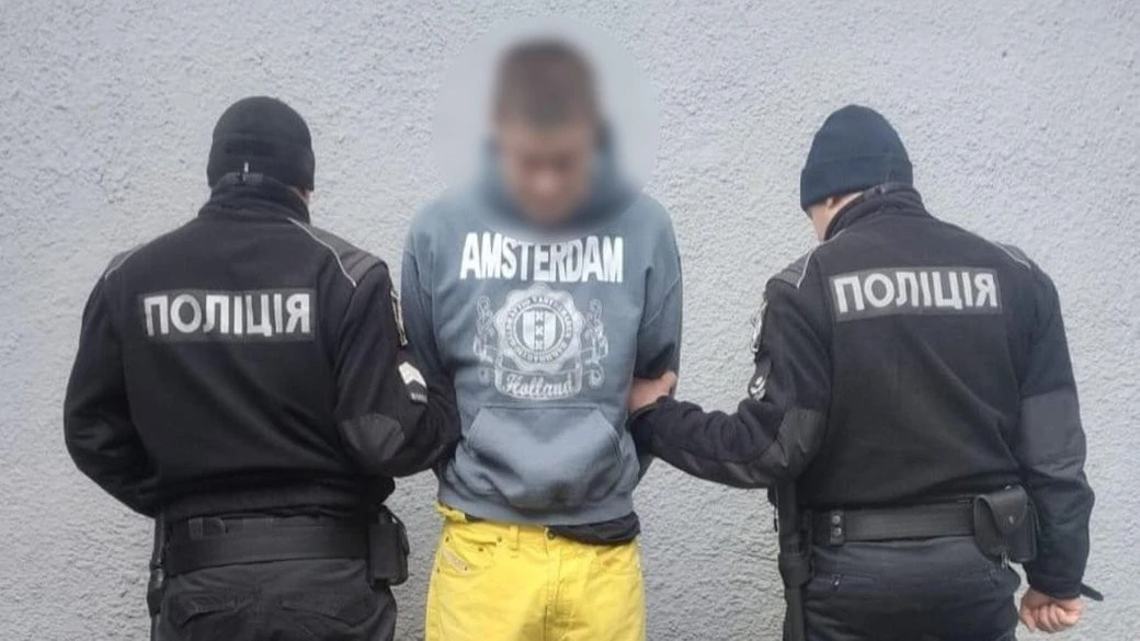 Сімейна драма на Закарпатті: поліція затримала чоловіка, який поранив батька ножем