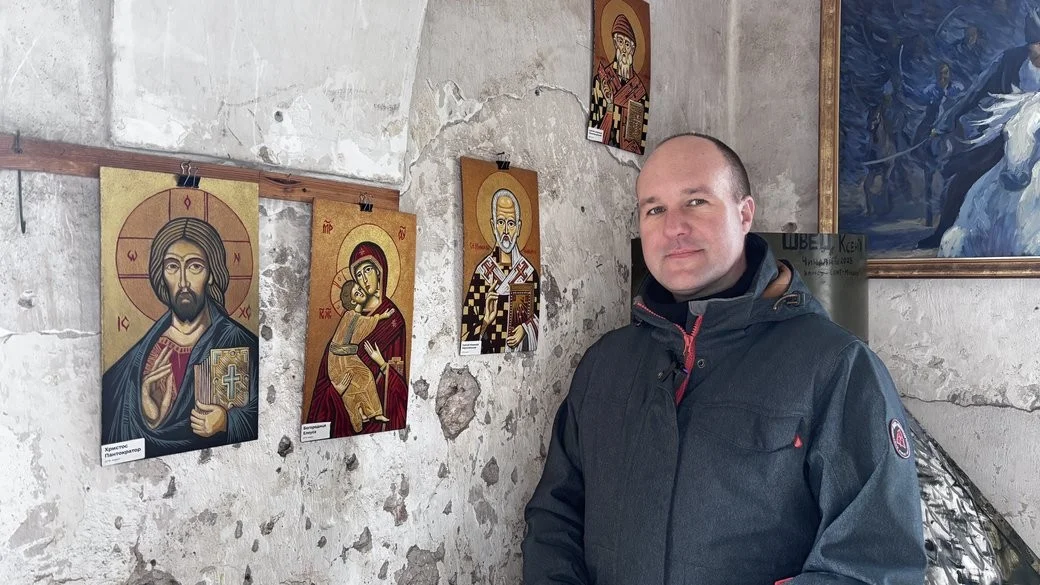 Поліцейський з пензлем: у замку Сент-Міклош завершилася виставка Романа Хмеляра