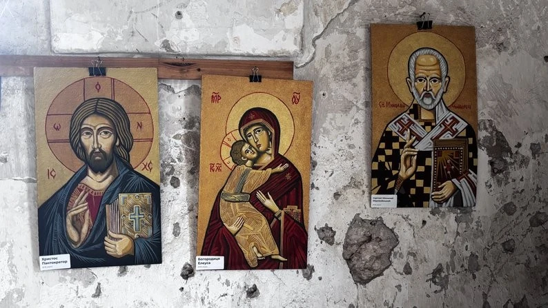 Поліцейський з пензлем: у замку Сент-Міклош завершилася виставка Романа Хмеляра